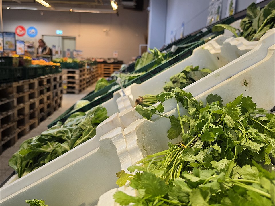 Frische Kräuter in der Obst- und Gemüseabteilung